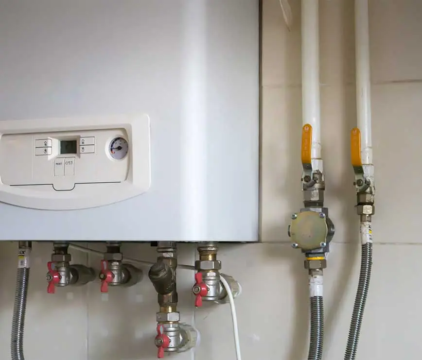 Gastherme mit Leitungen und Ventilen – regelmäßige Abgasmessung sorgt für Sicherheit und Effizienz.