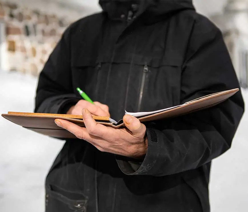 Rauchfangkehrer prüft und dokumentiert Daten zur Befunderstellung am Objekt – Molnar.