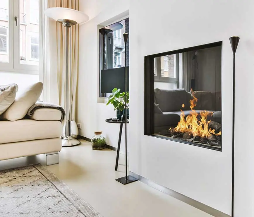 Moderner Kamin mit Glasfront im Wohnzimmer – gewartet vom Rauchfangkehrer Molnár.